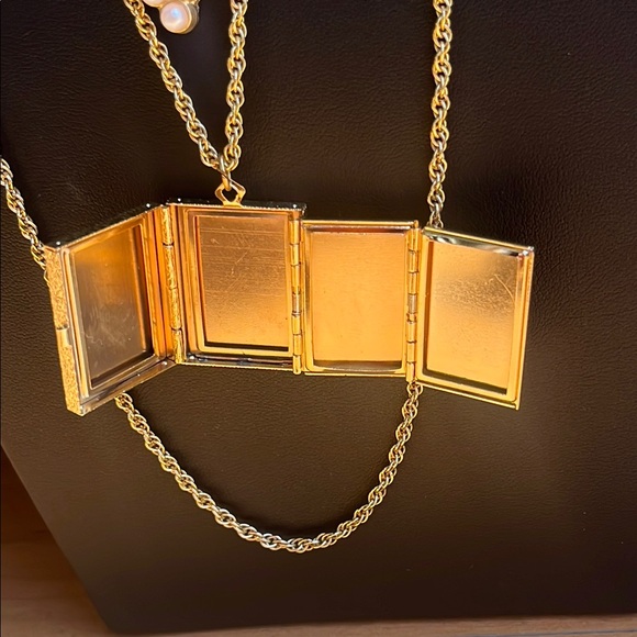 Vintage Goldtone  3 strand Cameo 4 frame locket Necklace, pearl pendant - Picture 6 of 7